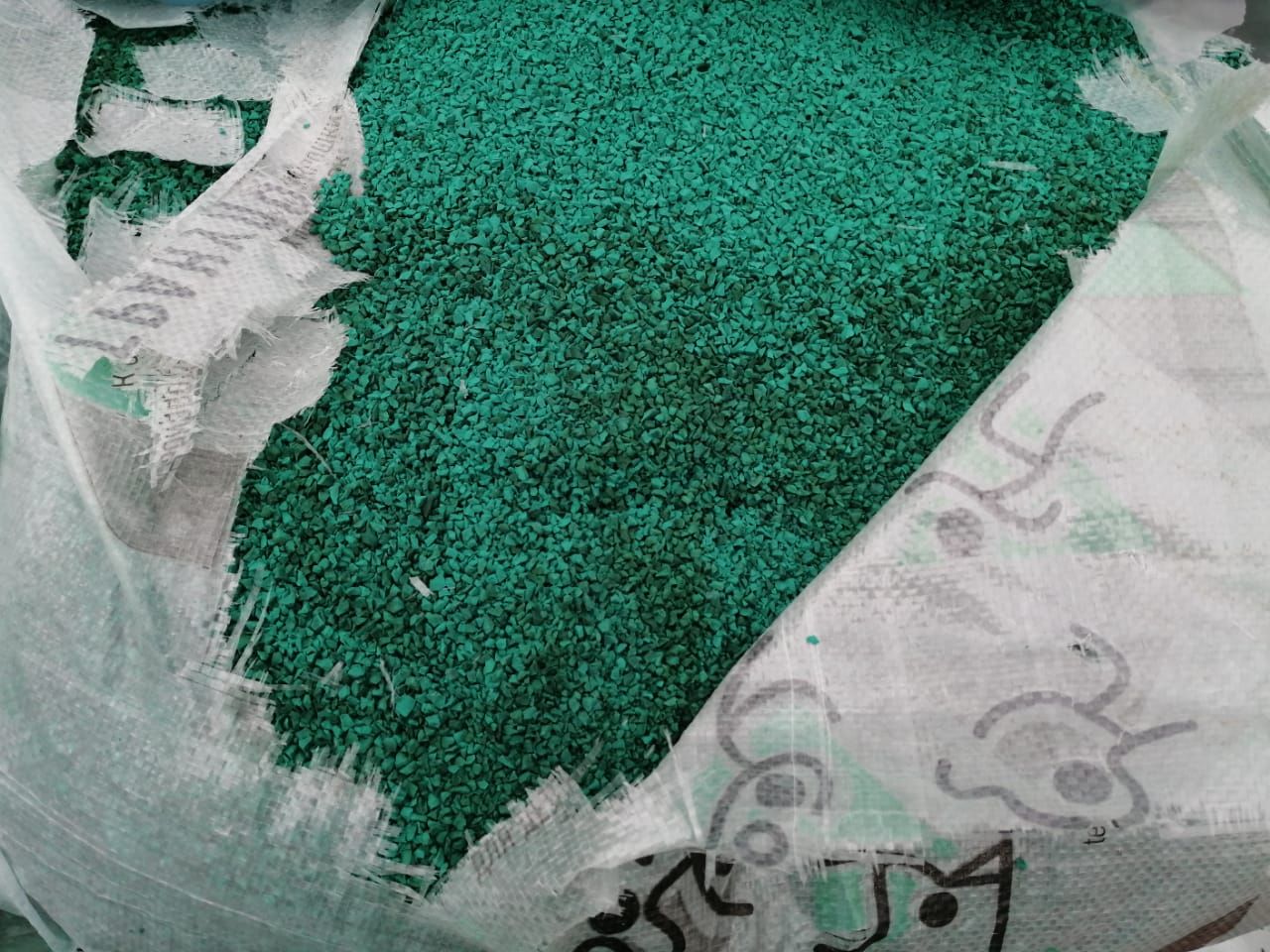 Каучуковая ЭПДМ крошка бирюзового цвета 06